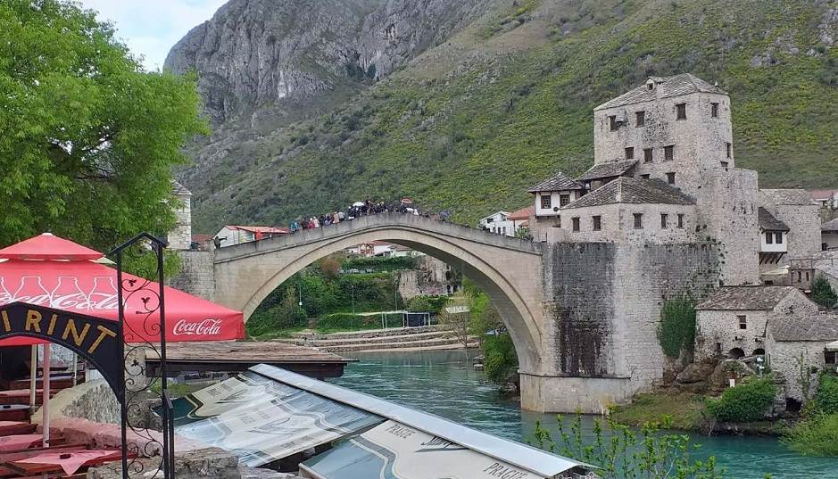  Mostar: Huligani divljali po Starom gradu 