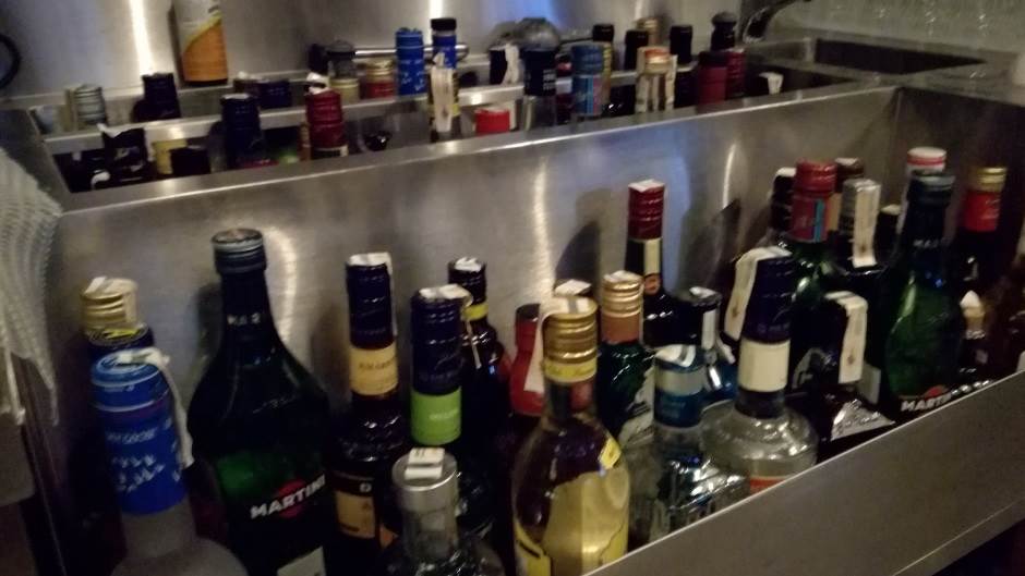 Nestalo mu "cuge": Pijan ukrao 25 flaša alkoholnog pića! 