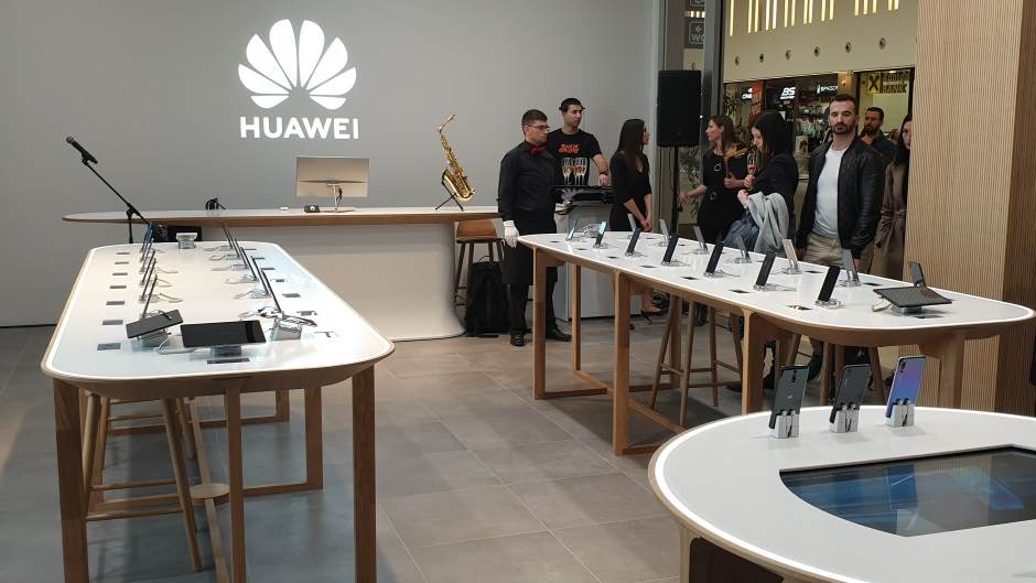  Tramp i dalje po starom: Huawei je pretnja Americi 