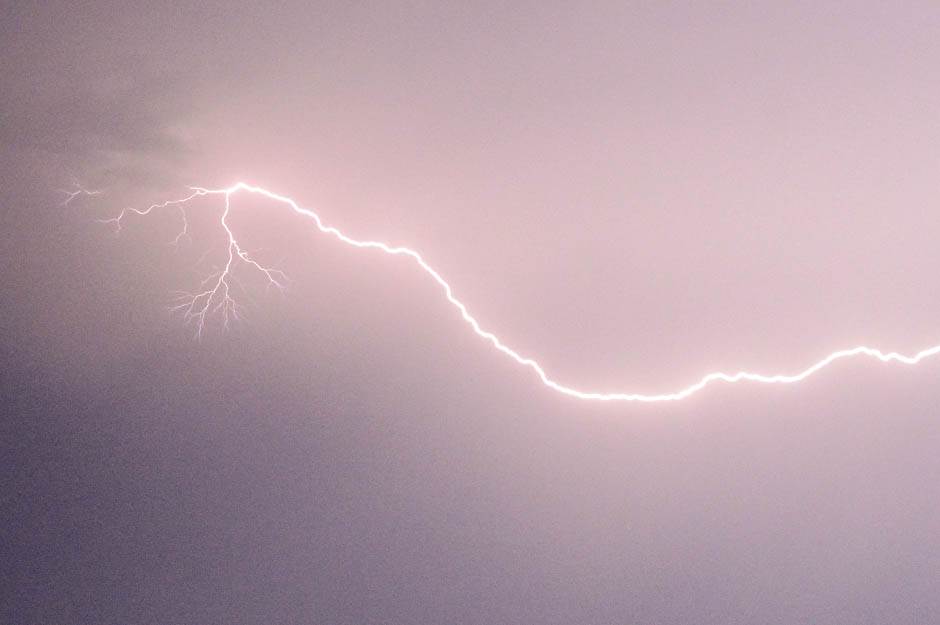  Upaljen žuti meteoalarm: Upozorenje za pojedina područja zbog moguće grmljavine 