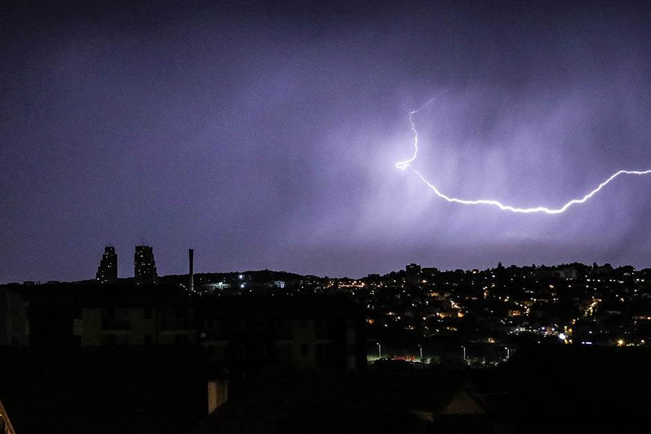  Jako nevrijeme pogodilo Hrvatsku: Zabilježeno 2.000 munja! 