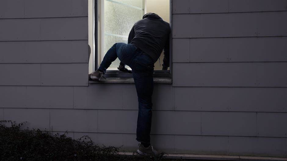  provalnik u Derventi ukrao prozor i vrata sa kuće 