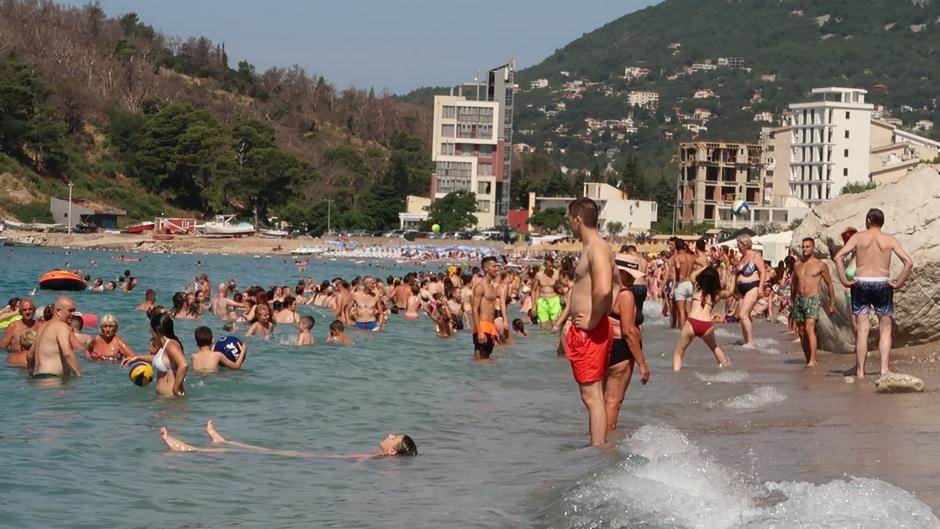  Fekalije plivaju na plažama u Dubrovniku 