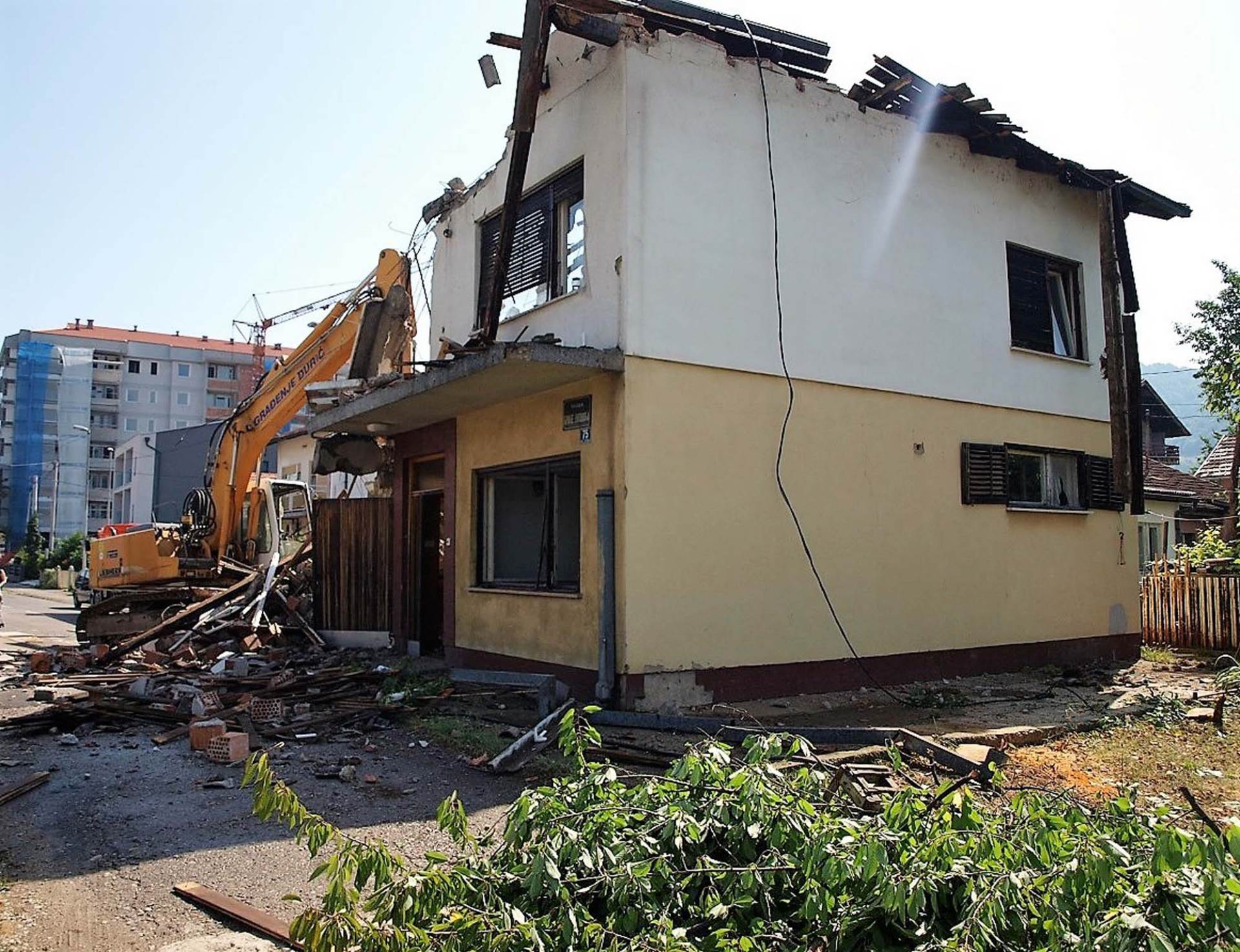  Počelo rušenje "žute kuće" u Banjaluci 