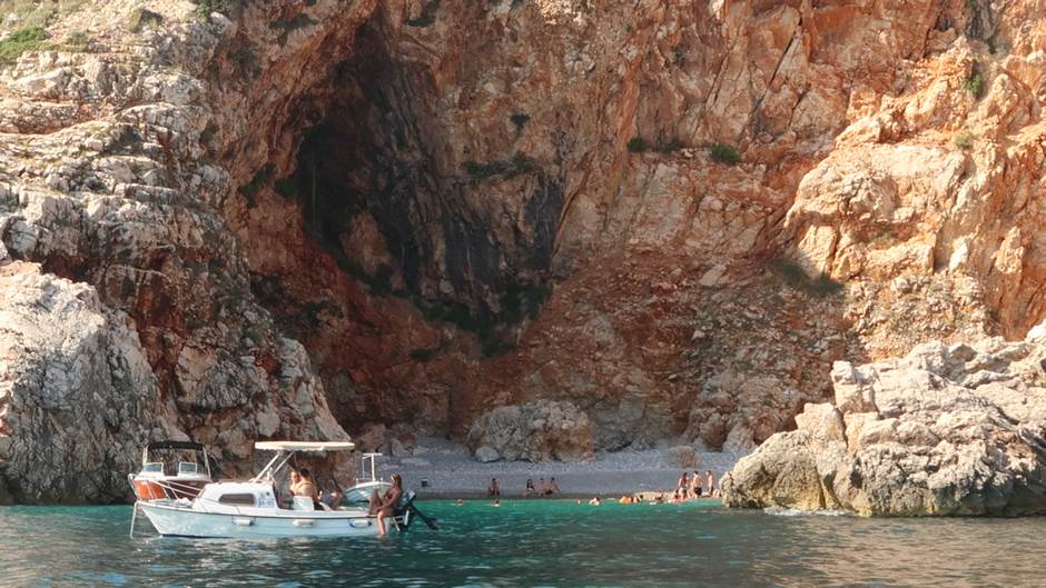  Divlja lepota:Skrivene plaže i pećine Crne Gore (VIDEO) 
