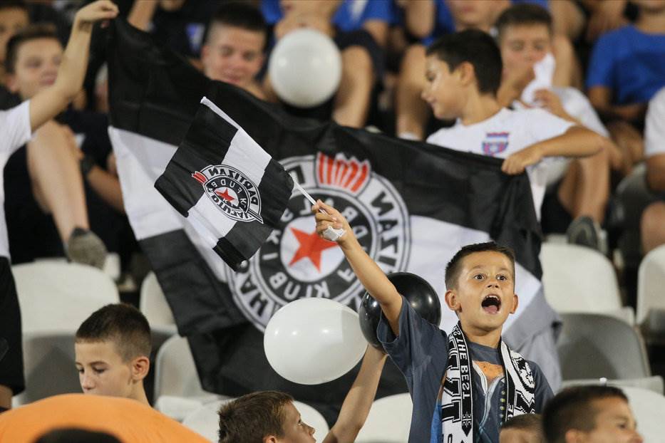  Djeca igrač utakmice Partizan - Molde 