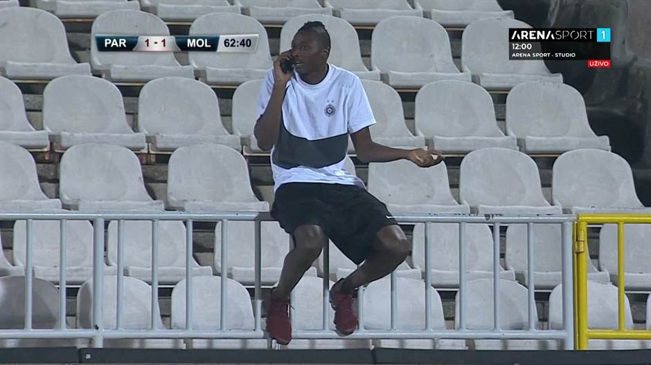  Umar-Sadik-pricao-telefonom-tokom-utakmice-Partizan-Molde 
