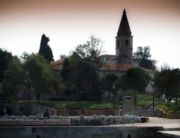  Monasi naplaćuju parking u dvorištu u Puli 