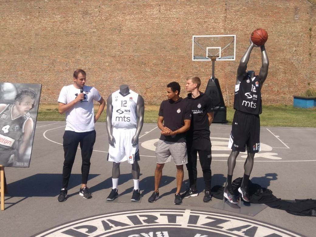 Partizan, dres