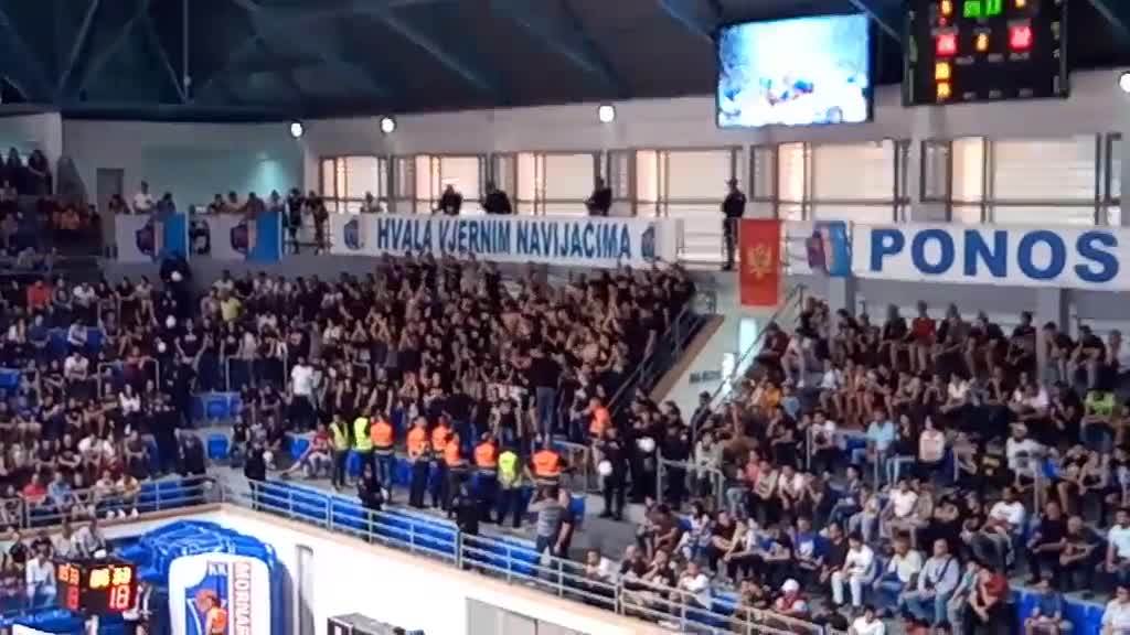  VIDEO Mornar - Partizan baklje komešanje na tribini 