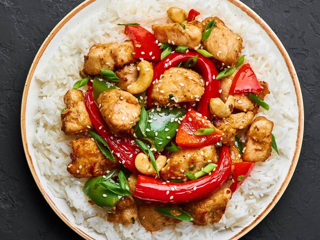  Pikantna azijska piletina sa povrćem i pirinčem recept 