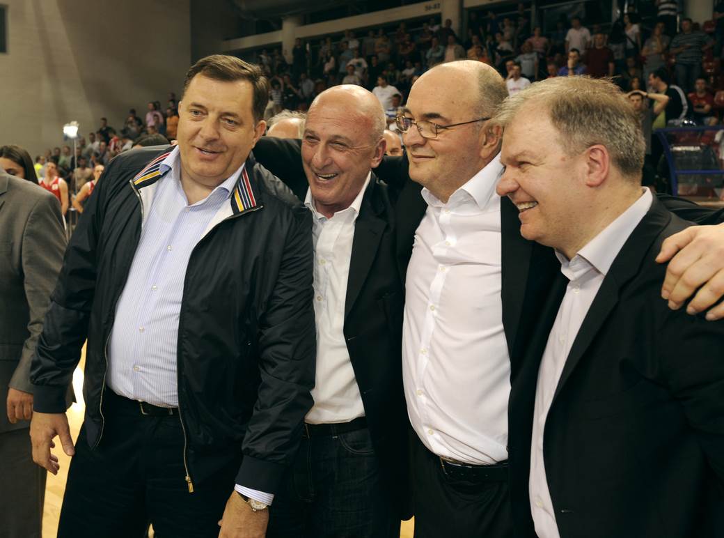  Milorad Dodik basket za sinom Igorom 