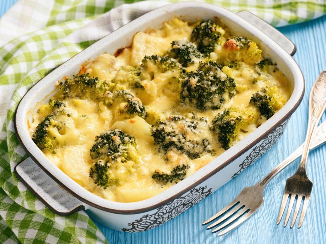  Za ljubitelje povrća: Zapečeni karfiol i brokoli sa bešamelom i sirom 