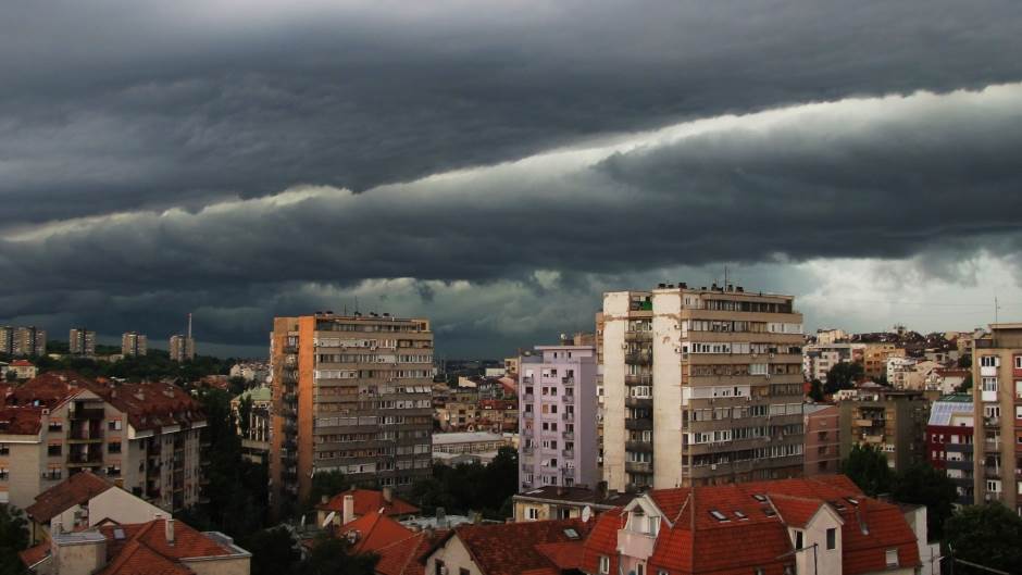  Beograd: Htjela da se ubije skokom sa nadvožnjaka 