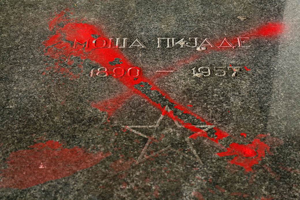  Oštećen spomenik partizanskim borcima i žrtvama fašizma (FOTO) 