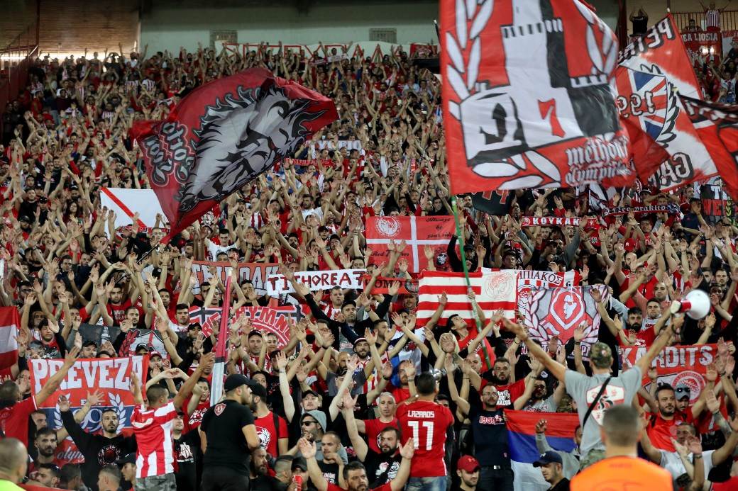  Navijači Olimpijakosa skandirali Zvezda šampion 