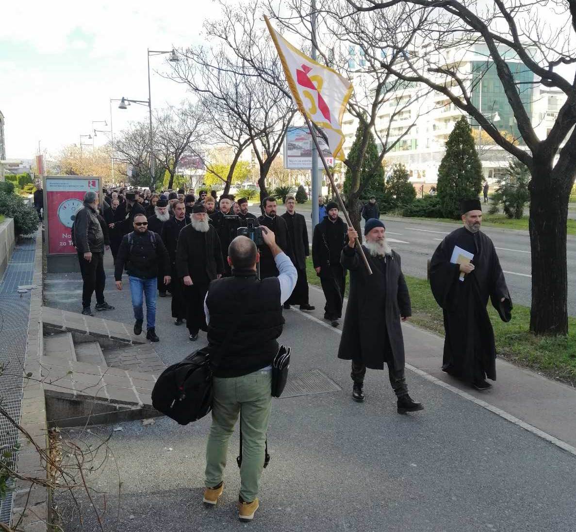  TENZIJE: Policija blokirala put sveštenstvu SPC u Podgorici (VIDEO) 
