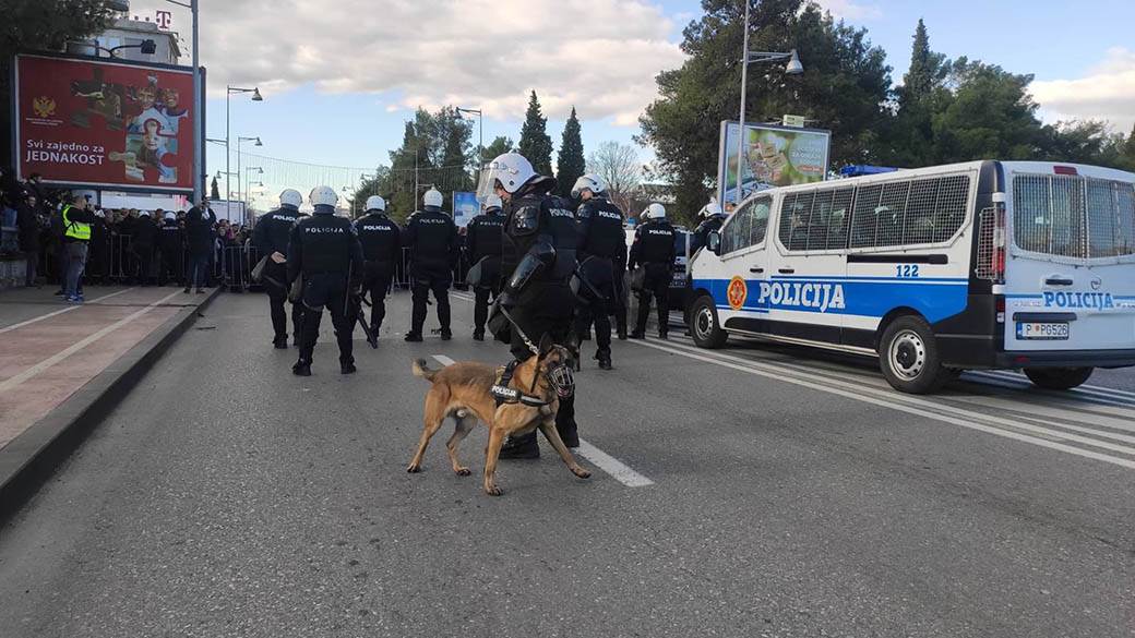  Crna Gora građani kamenovali policiju 