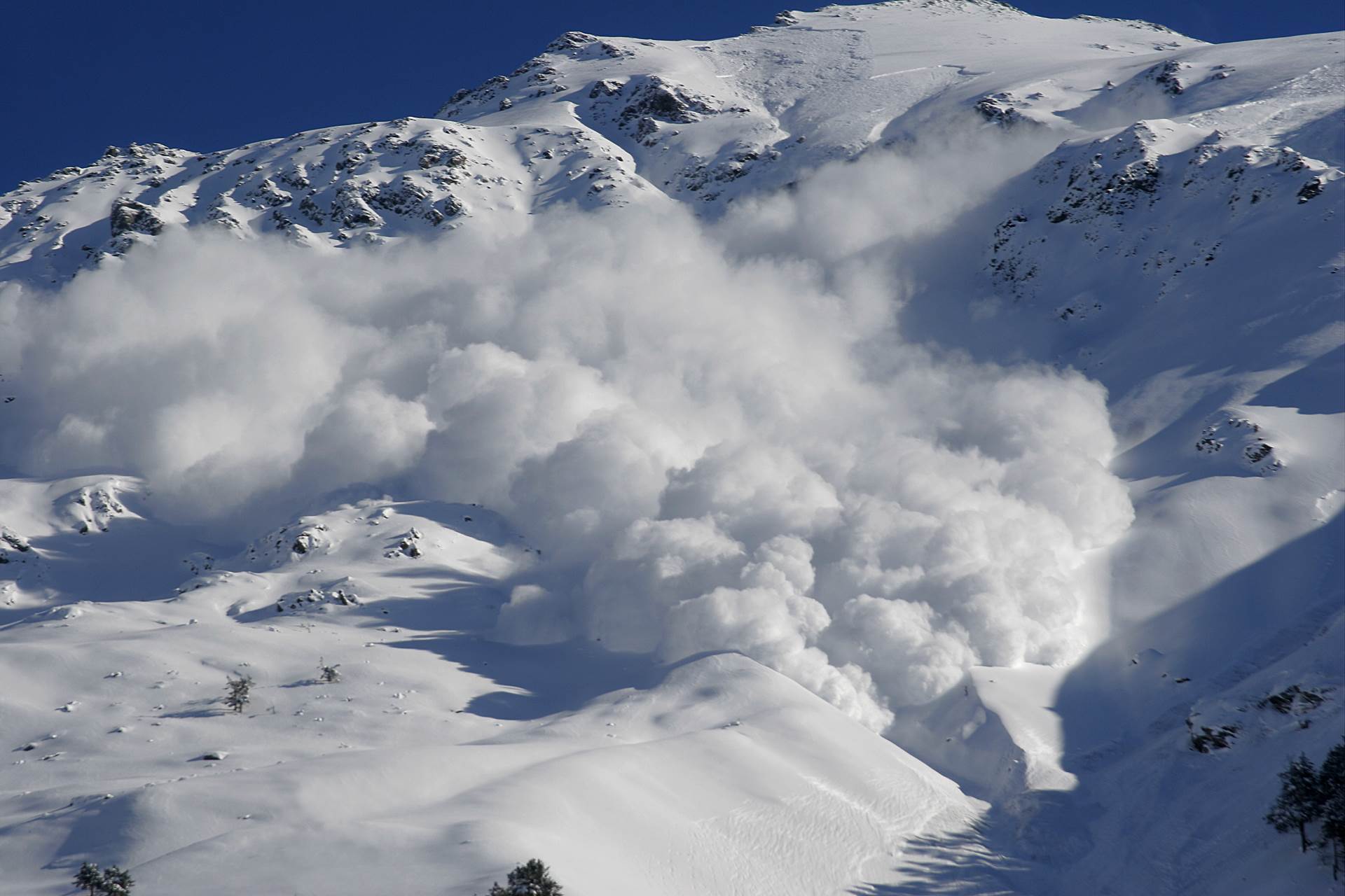  Austrija Švajcarska lavina zatrpala skijaše 