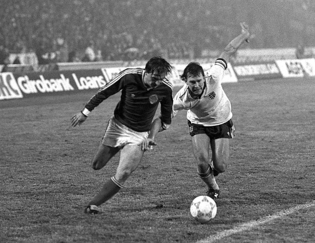 MARKO MLINARIC, fudbaler Jugoslavije YUG, na utakmici protiv Engleske, i BRYAN ROBSON Brajan Robson, na stadionu Crvene zvezde. Beograd, 11.11.1987. foto: Nebojsa Parausic Fudbal, Kvalifikacije za Evropsko prvenstvo, Jugoslavija, Engleska