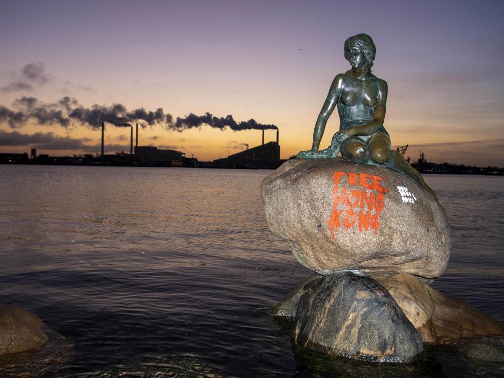  Danska grafit na statui male sirene 