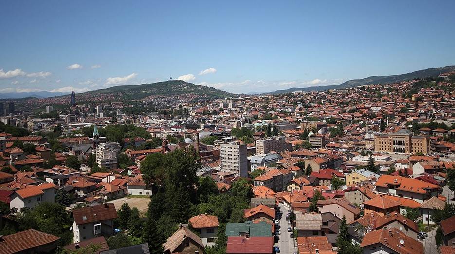  Sarajevo: Napadnut policajac pred ambasadom Srbije! 
