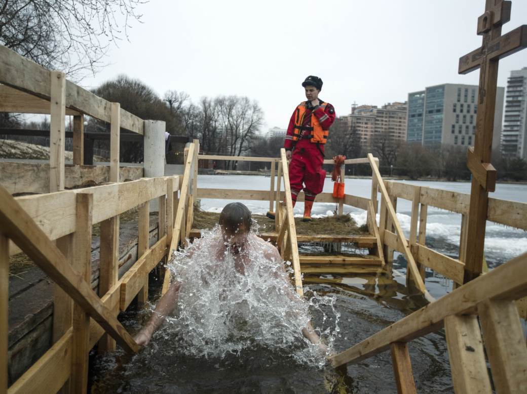  Bogojavljenje: Rusi se masovno kupali u ledenoj vodi, Putin isto 