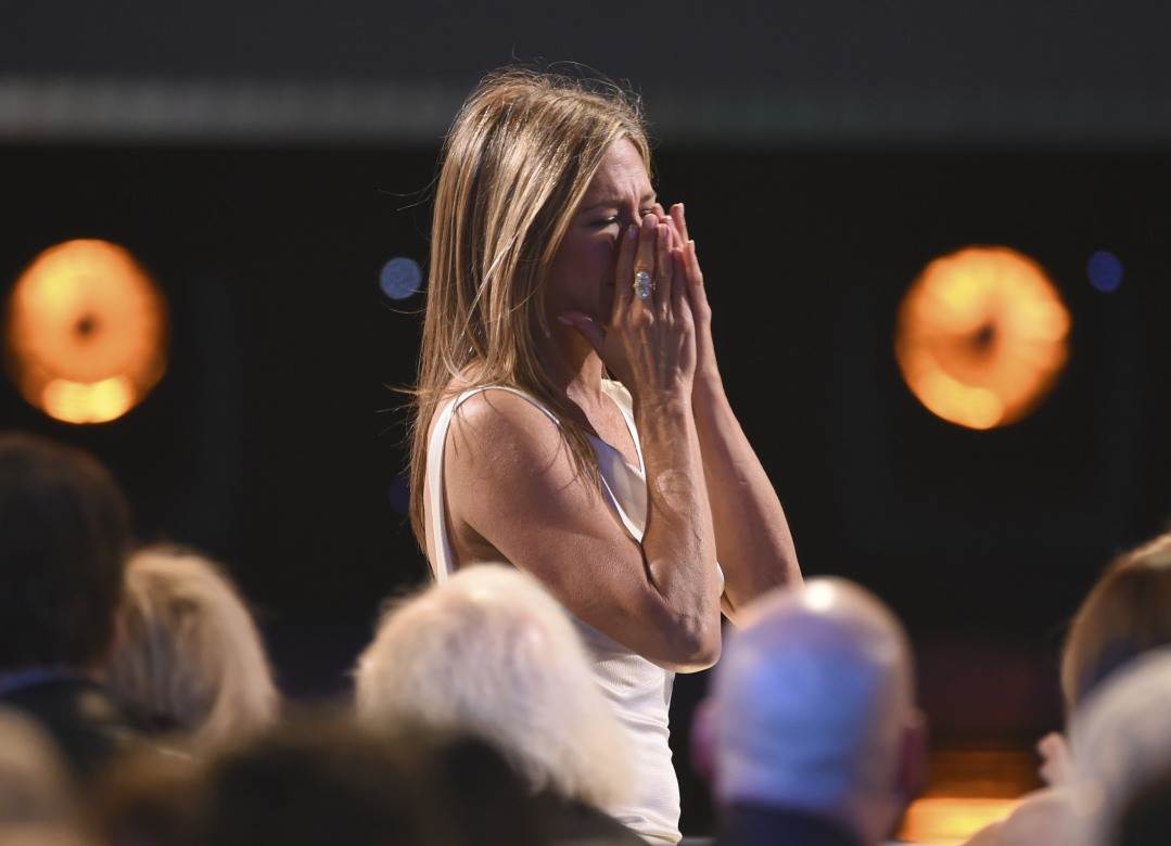  Ceo svet priča o dekolteu Dženifer Aniston, evo i zašto! (FOTO) 