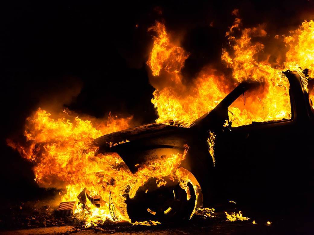  Izgorio automobil na Alipašinom Polju 
