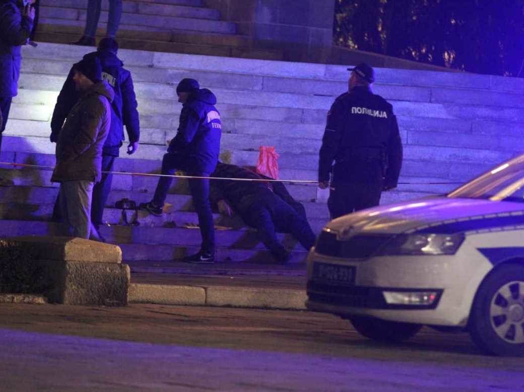  Horor u Beogradu: Muškarac pucao sebi u usta ispred Skupštine (FOTO, VIDEO) 
