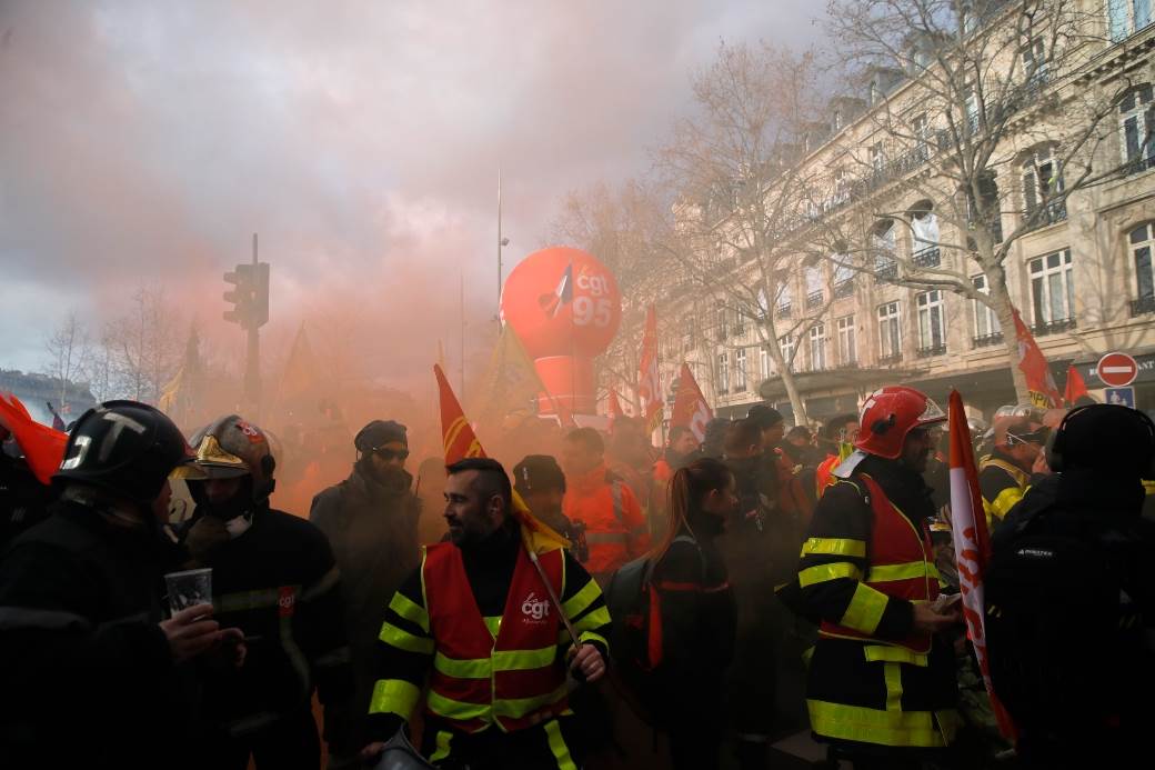  Sukobili se vatrogasci i policajci na protestu u Parizu 