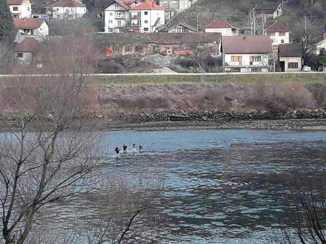  Migranti pokušavaju da preplivaju Drinu 
