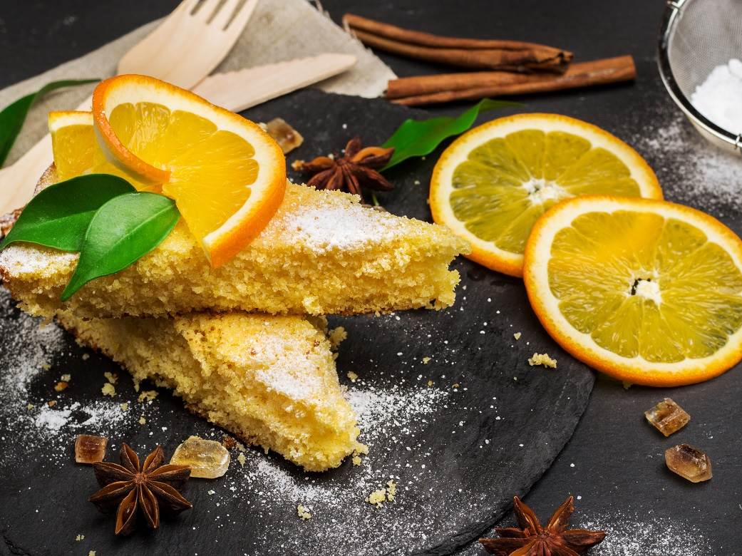  Mekani kolač sa glazurom od limuna i pomorandže 