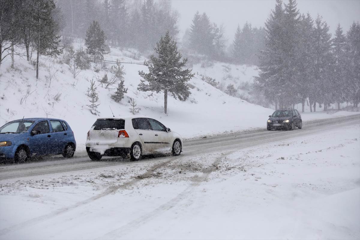  Snijeg otežava saobraćaj na auto-putu Sarajevo - Zenica 