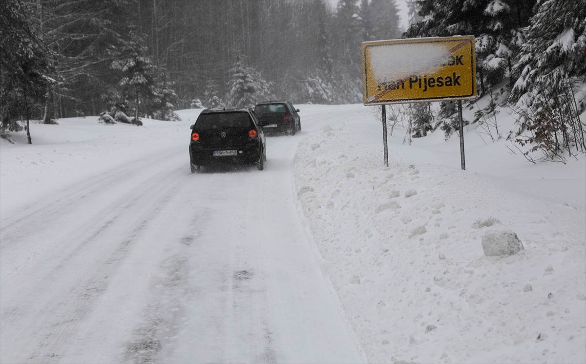  Snježni nanosi i vjetar stvaraju velike probleme u BiH 