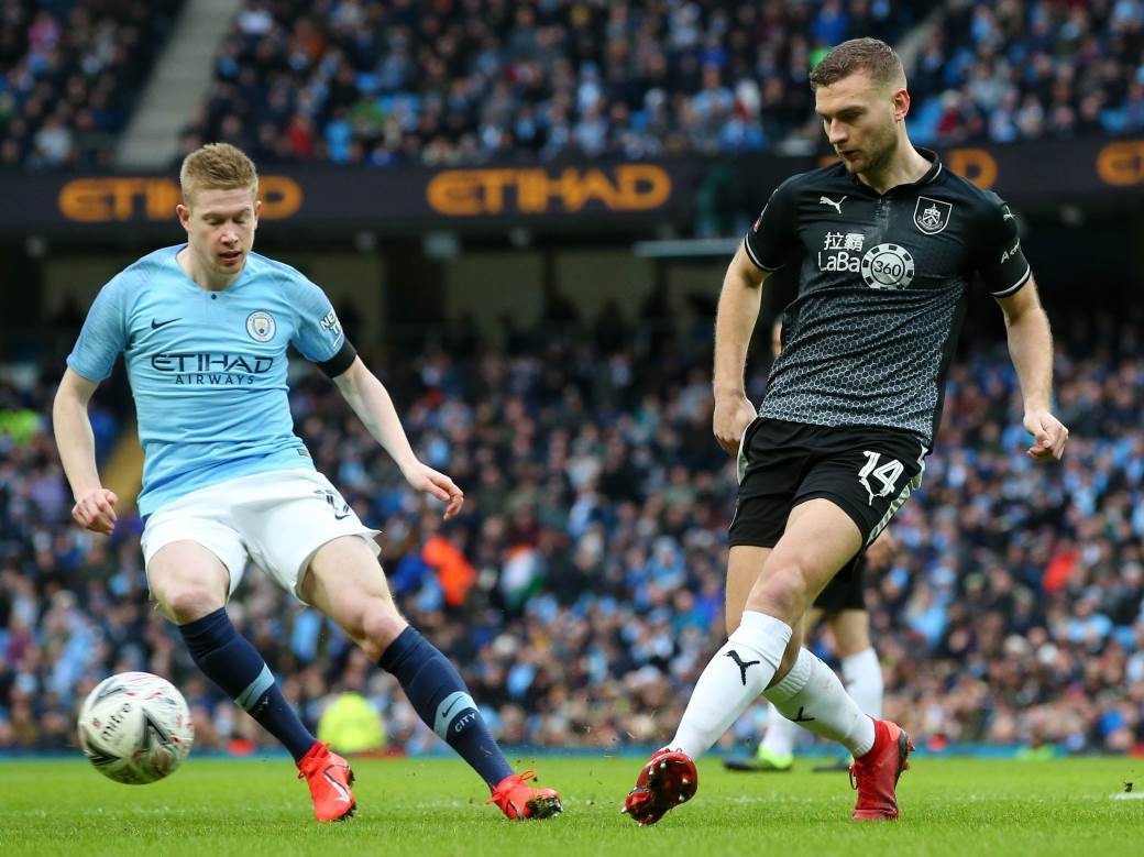  Premijer-liga-Barnli-Son-Dajs-Ben-Gibson-defanzivac-stoper-Midlzbro 