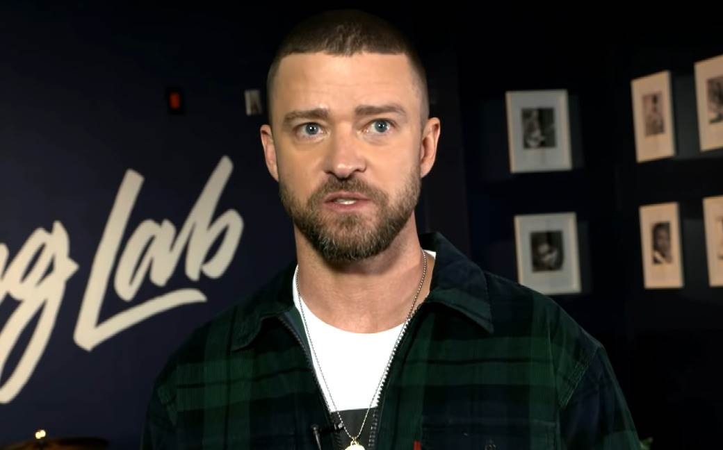  Nije im se dopao: Pevača gađali flašama punim urina! 