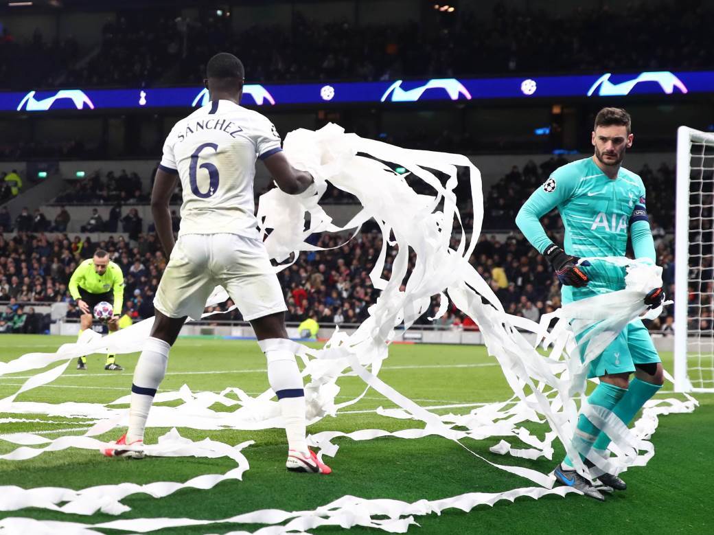  Nezadovoljni cenom karata za mečeve u Evropi, navijači Lajpciga ubacili rolne papira na teren 