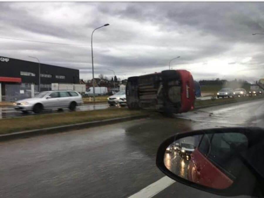  Banjaluka: Prevrnuo se automobil, nema povrijeđenih (VIDEO) 