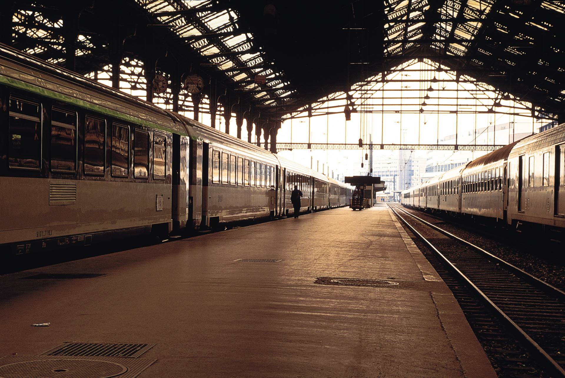  Požar u Parizu: Gori željeznička stanica, putnici bježe u panici 