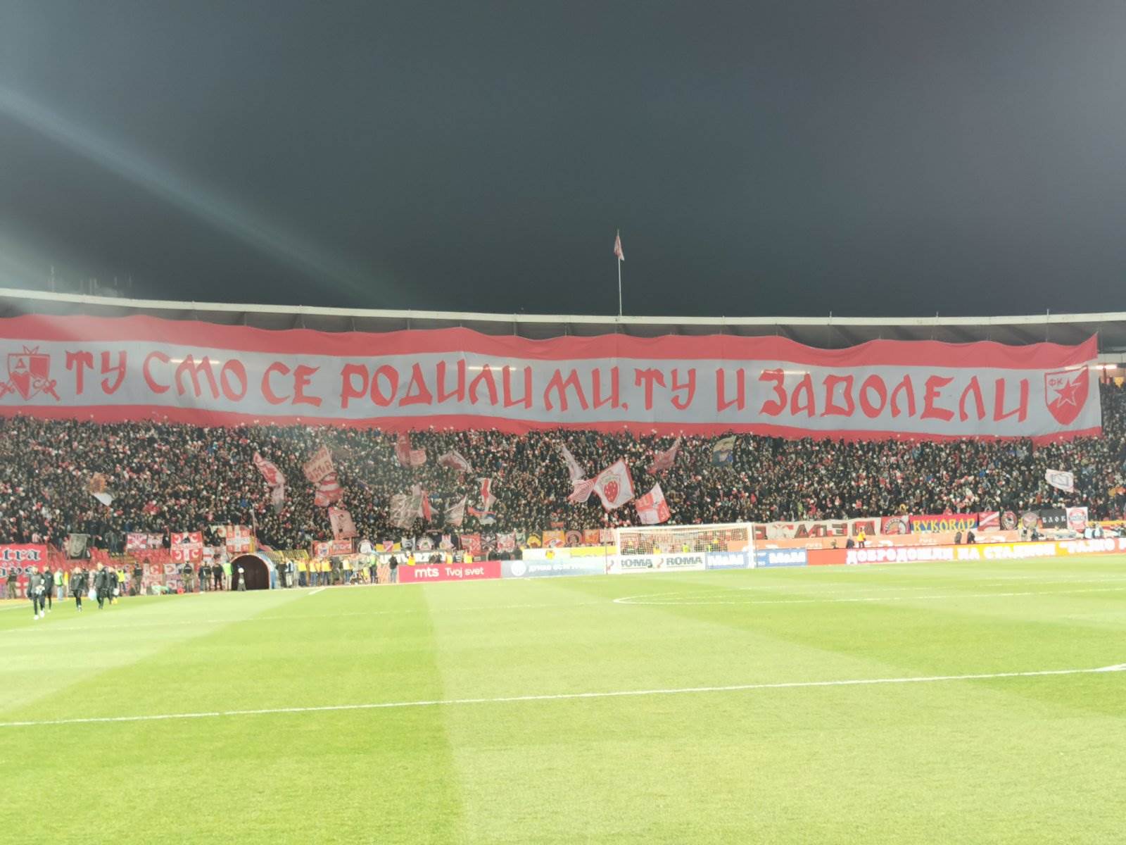  Delije na vječitom derbiju Luisovi stihovi preko celog severa: Tu smo se rodili mi, tu i zavoleli! 