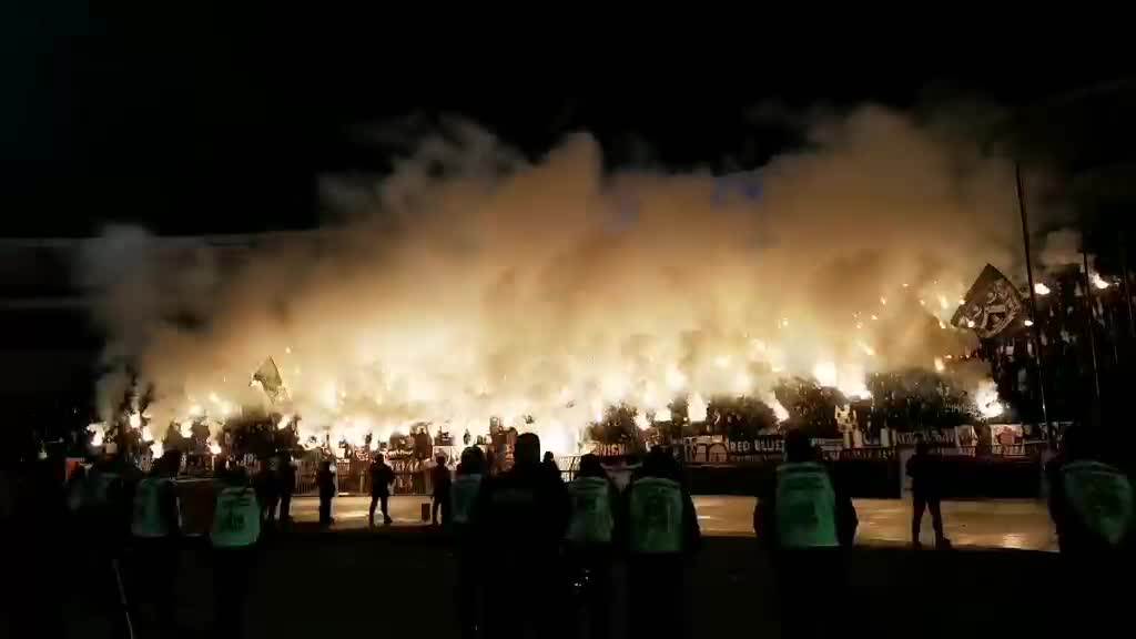  Grobari "spustili" zavesu na "Rajka": Ovako je "goreo" jug! 