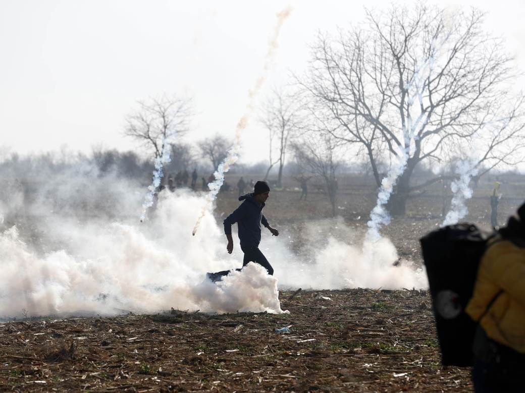  Grci ispalili omamljujuće granate i suzavac na migrante 