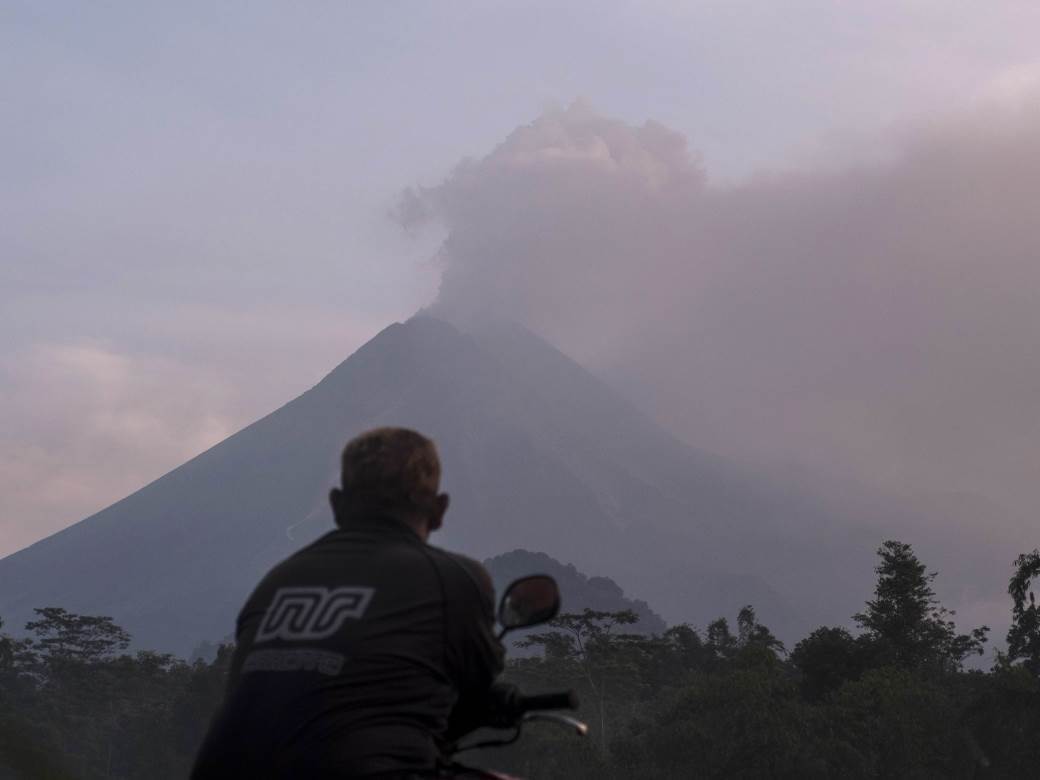 Probudio se vulkan Merapi, dim i pepeo idu šest kilometara uvis! (VIDEO) 