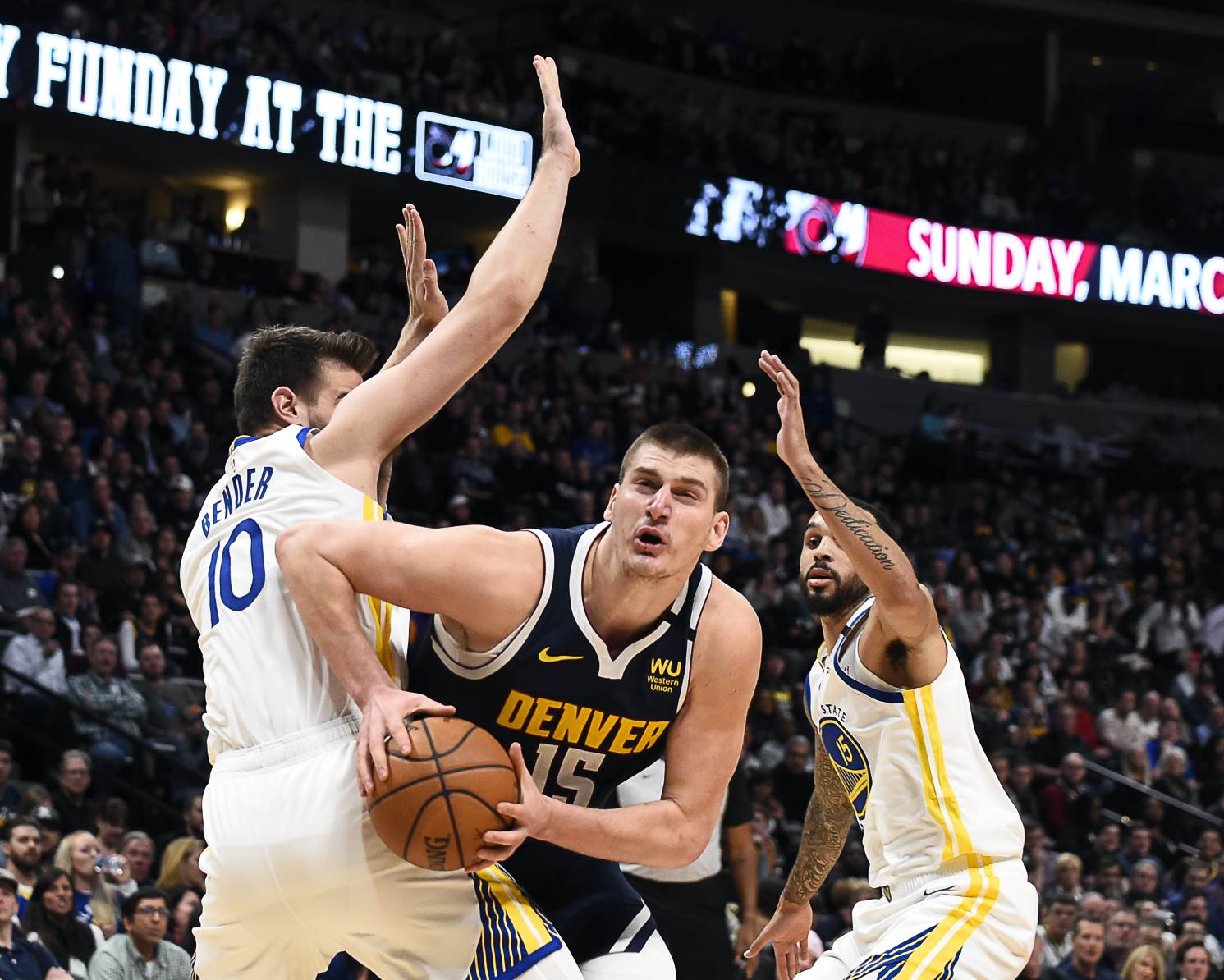  NBA-rezultati-Denver-i-Jokic-u-losoj-seriji-Golden-Stejt-Voriorsi-pobedili-u-Koloradu-VIDEO 