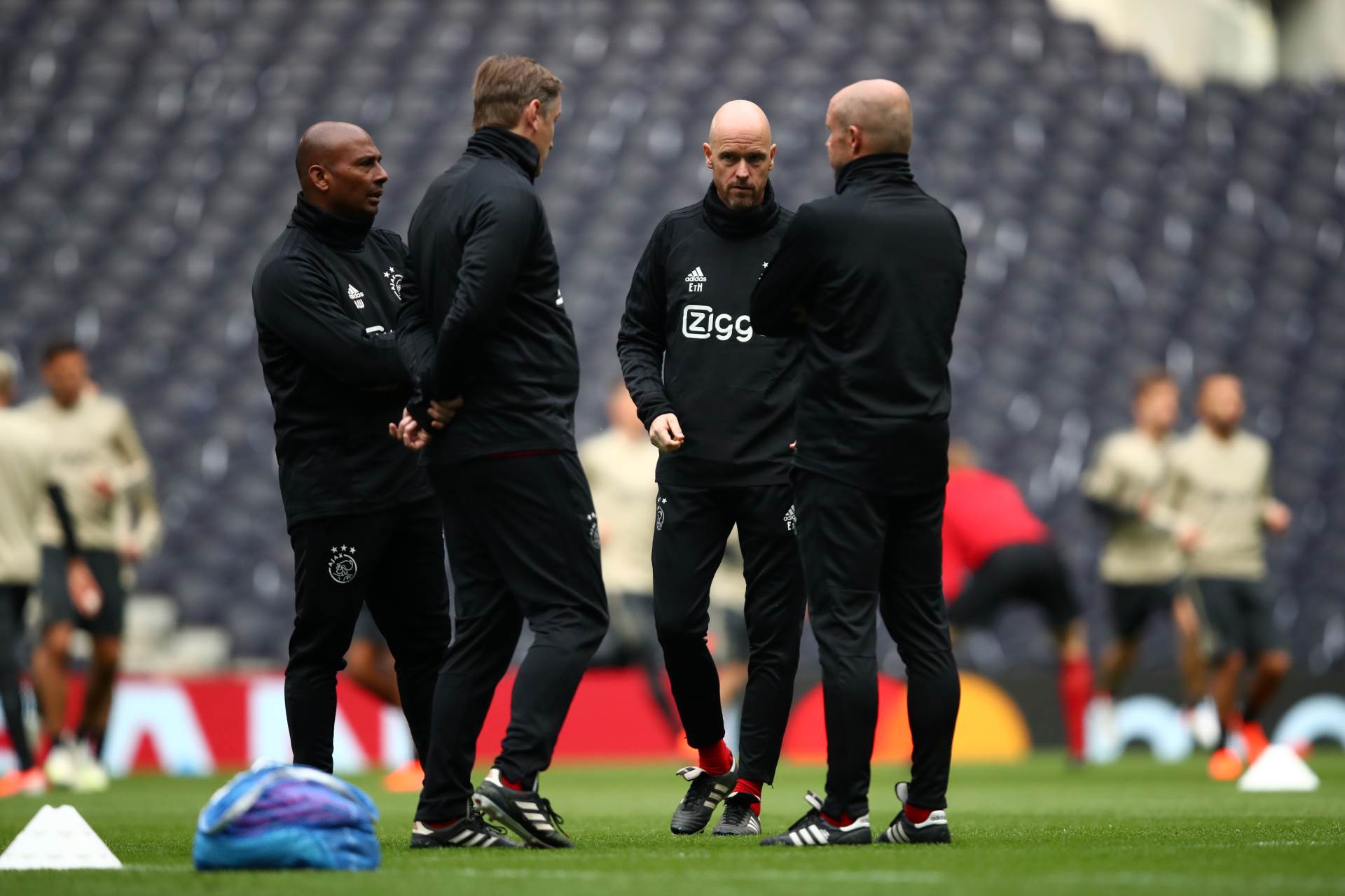  Ajaks-dva-trenera-karantin-zbog-korona-virus-mera-predostroznosti 