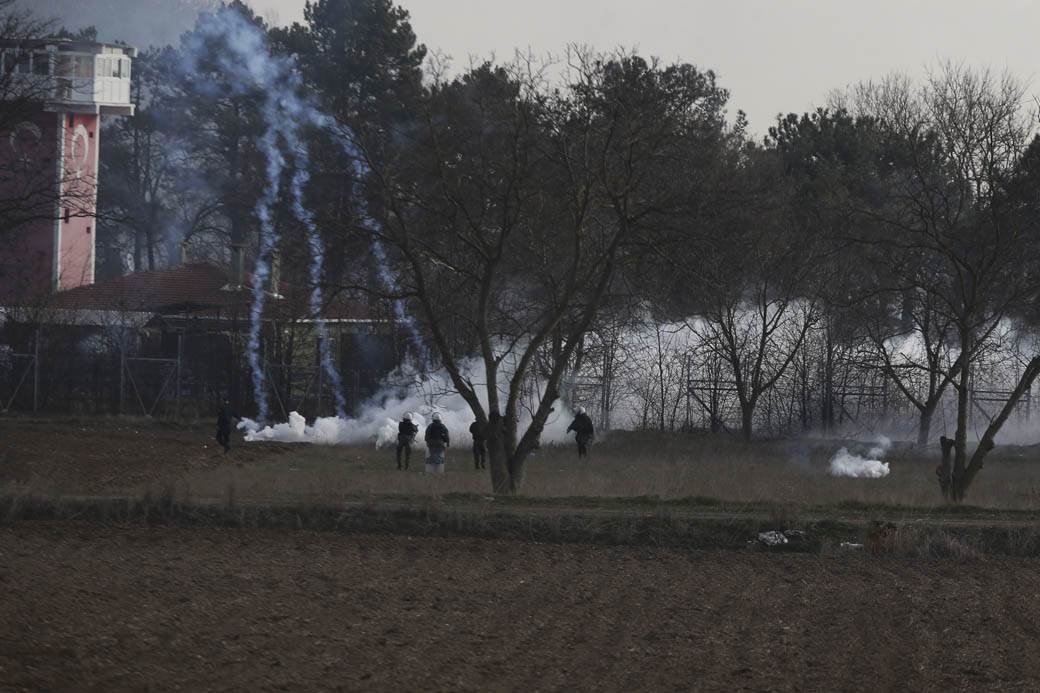  Nova eskalacija tenzija: Opet suzavac i dimne bombe na granici sa Turskom 