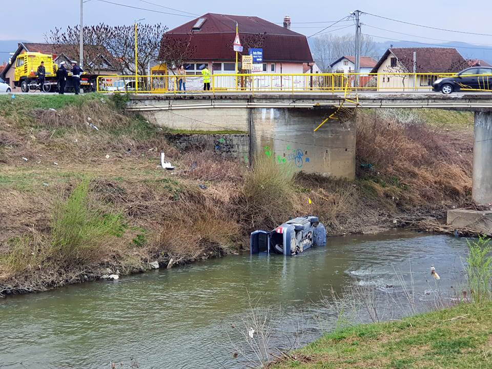  Autom sletio u rijeku Gomjenicu: "Vozač trebao biti u izolaciji" (FOTO) 