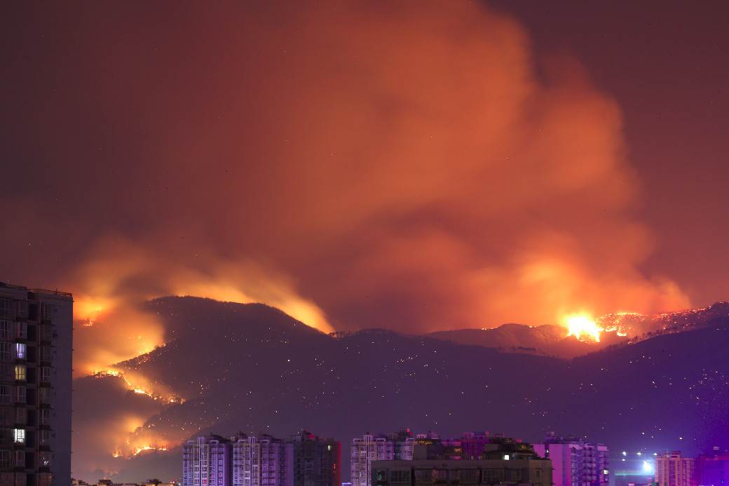  Strašno: Sada i jezivi požar u Kini, stradalo 18 vatrogasaca (VIDEO) 