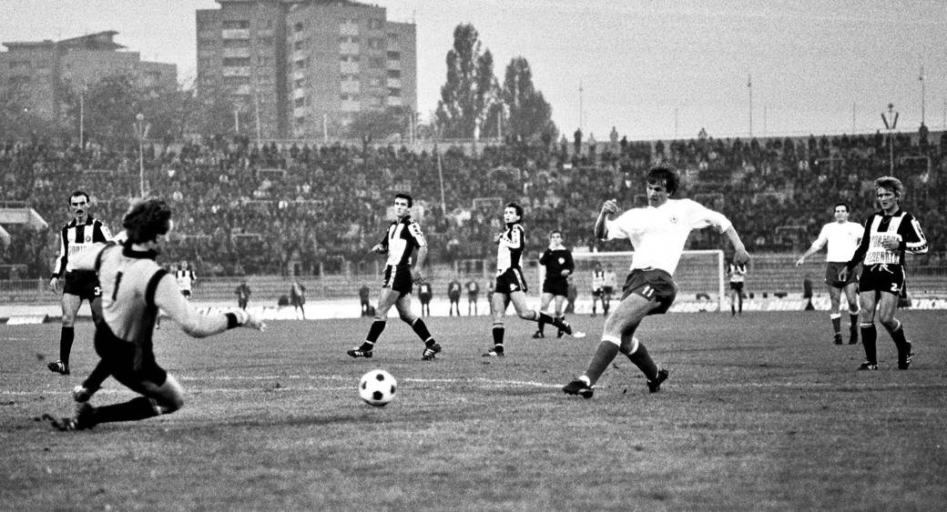 Partizan - Hajduk 2:3, 28. oktobar 1981. Dušan Pešić, fudbaler Hajduka, i Ranko Stojić, golman, Slobodan Rojević, Miodrag Ješić, Dragan Mance i Miodrag Radović, Partizan.